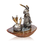 Серебряная статуэтка с позолотой «Заяц с морковками»