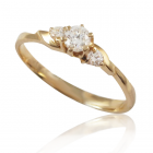 Золотое кольцо  с тремя бриллиантами «Лилея»