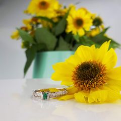 Золотое кольцо с изумрудом в обсыпке Swarovski «El comienzo»