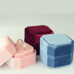 Бархатная розовая восьмигранная коробочка для кольца, сережек или пирсинга «Velvet»