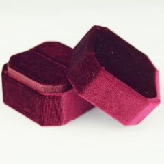 Бархатная бордовая восьмигранная коробочка для кольца, пирсинга или сережек «Velvet»