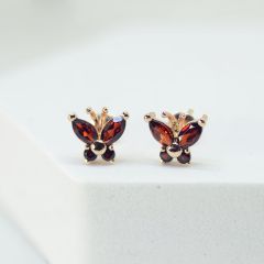 Серьги гвоздики в виде бабочки с гранатами «Little Miss»