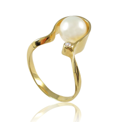 Золотое кольцо с жемчугом «Бонита»