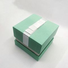 Картонная коробка с бантом для кольца 
