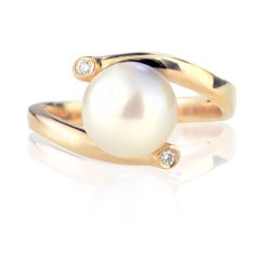 Золотое кольцо с жемчужиной и белыми сапфирами «Лирика»