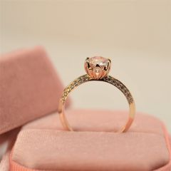 Женское кольцо с морганитом «Век любви бесконечен»