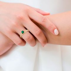 Золотое помолвочное кольцо с гидроизумрудом «Звезда любви»