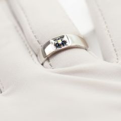 Золотое кольцо с квадратным сапфиром «Демиэн»
