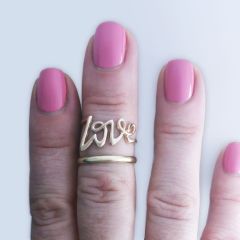 Золотое кольцо «Love» без камней