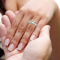 Золотое свадебное кольцо с бриллиантами «Feride»