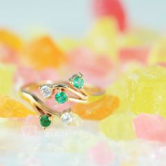 Разомкнутое кольцо с изумрудами и бриллиантами «Twig»