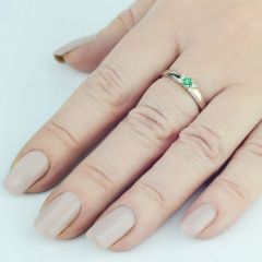  Женское золотое кольцо с изумрудом и бриллиантами «La Tendresse»