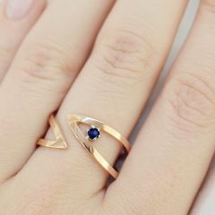 Несомкнутое кольцо с небольшим сапфиром «Комета Галлея»