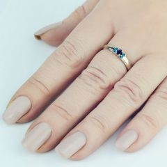  Женское золотое кольцо с сапфиром и топазами «La Tendresse»