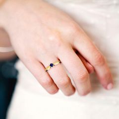 Золотое кольцо с темно-синим сапфиром «Королевна»