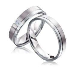Парные обручальные кольца с бриллиантом «Стильные»